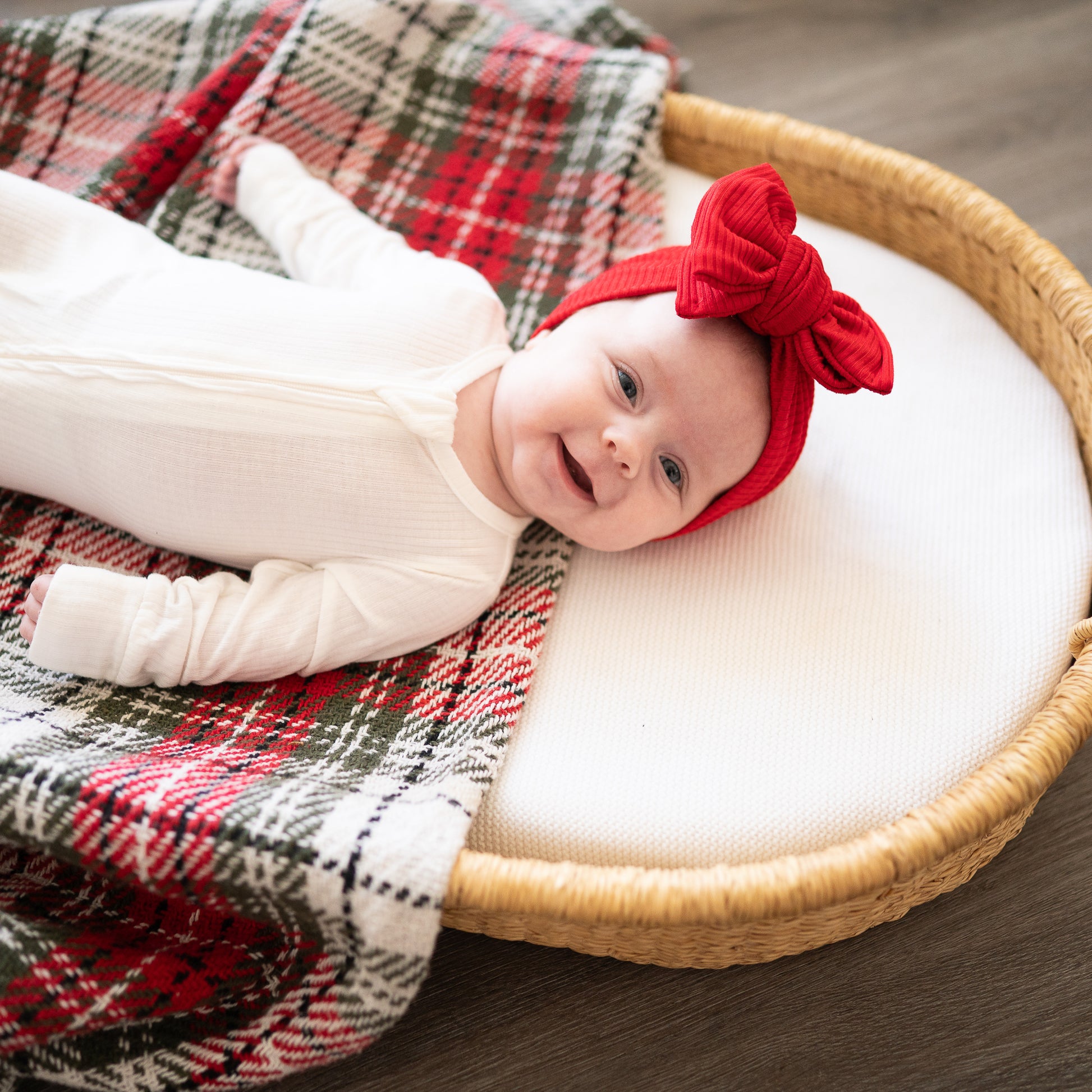 📸 Pictured: Red Ribbed Oversized Bow, Newborn Size
