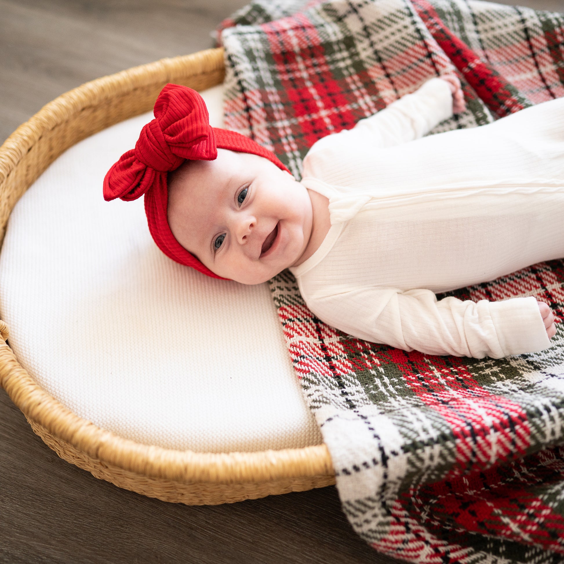 📸 Pictured: Red Ribbed Oversized Bow, Newborn Size